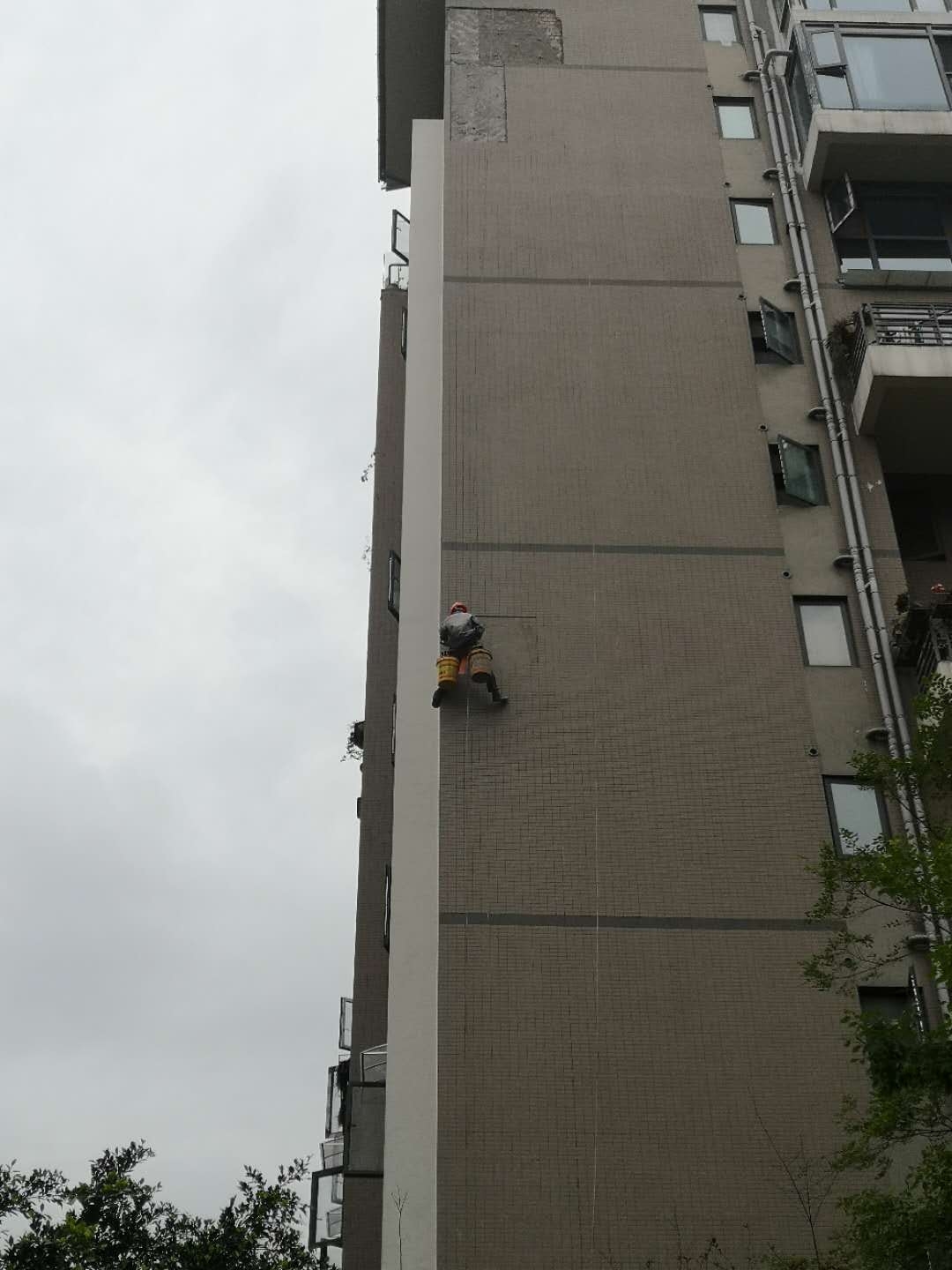 国韵村7—1—401外墙砖排险