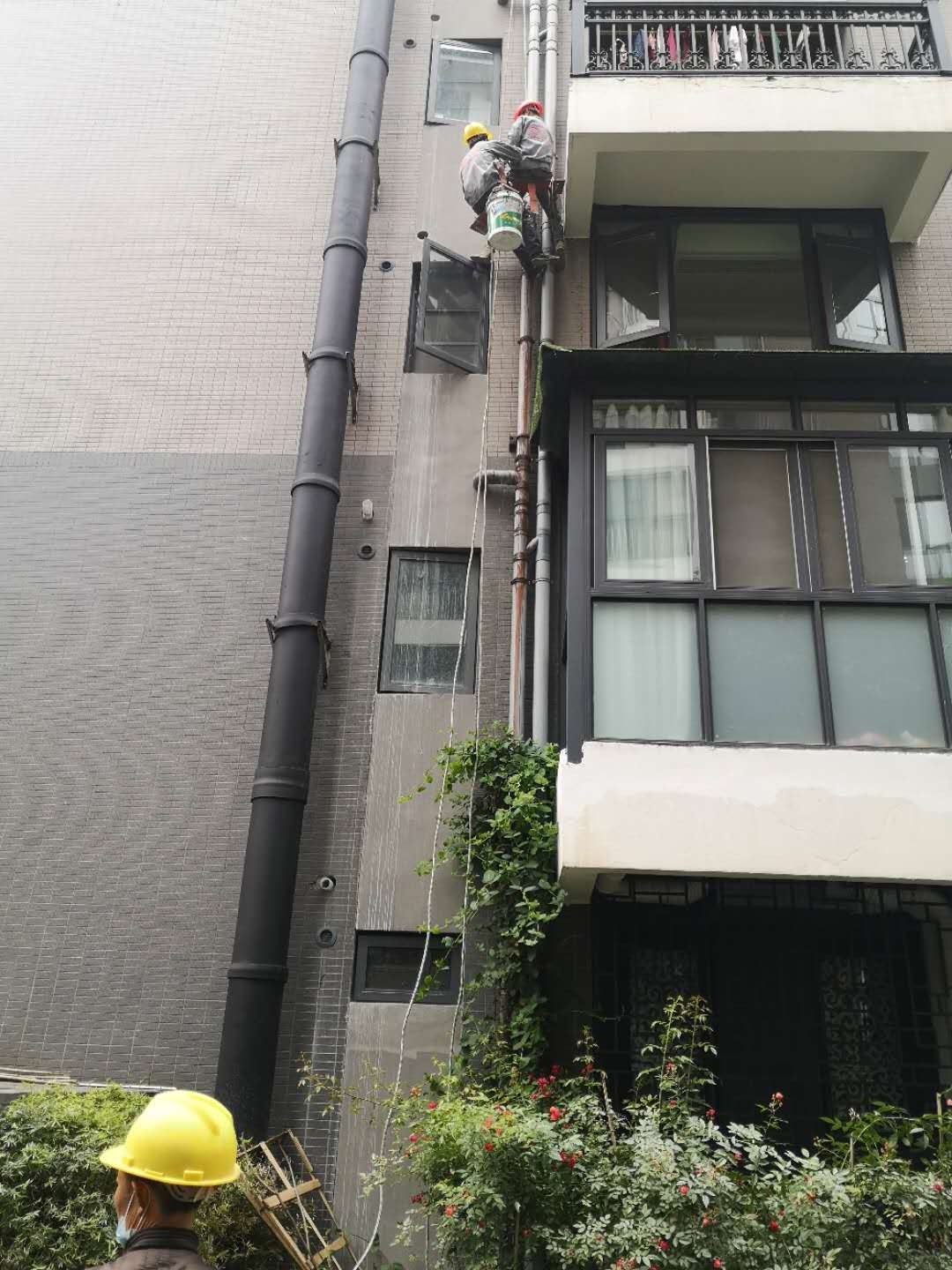 国韵村13—1—301外墙水管维修