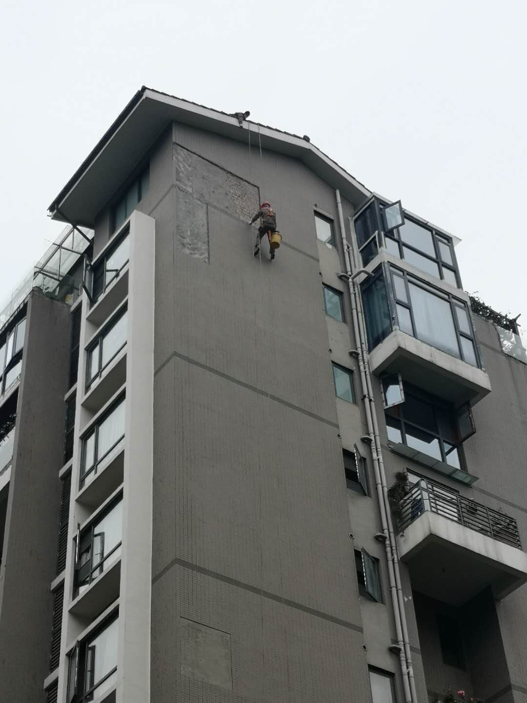 国韵村7—1—901外墙砖排险 及抹底灰