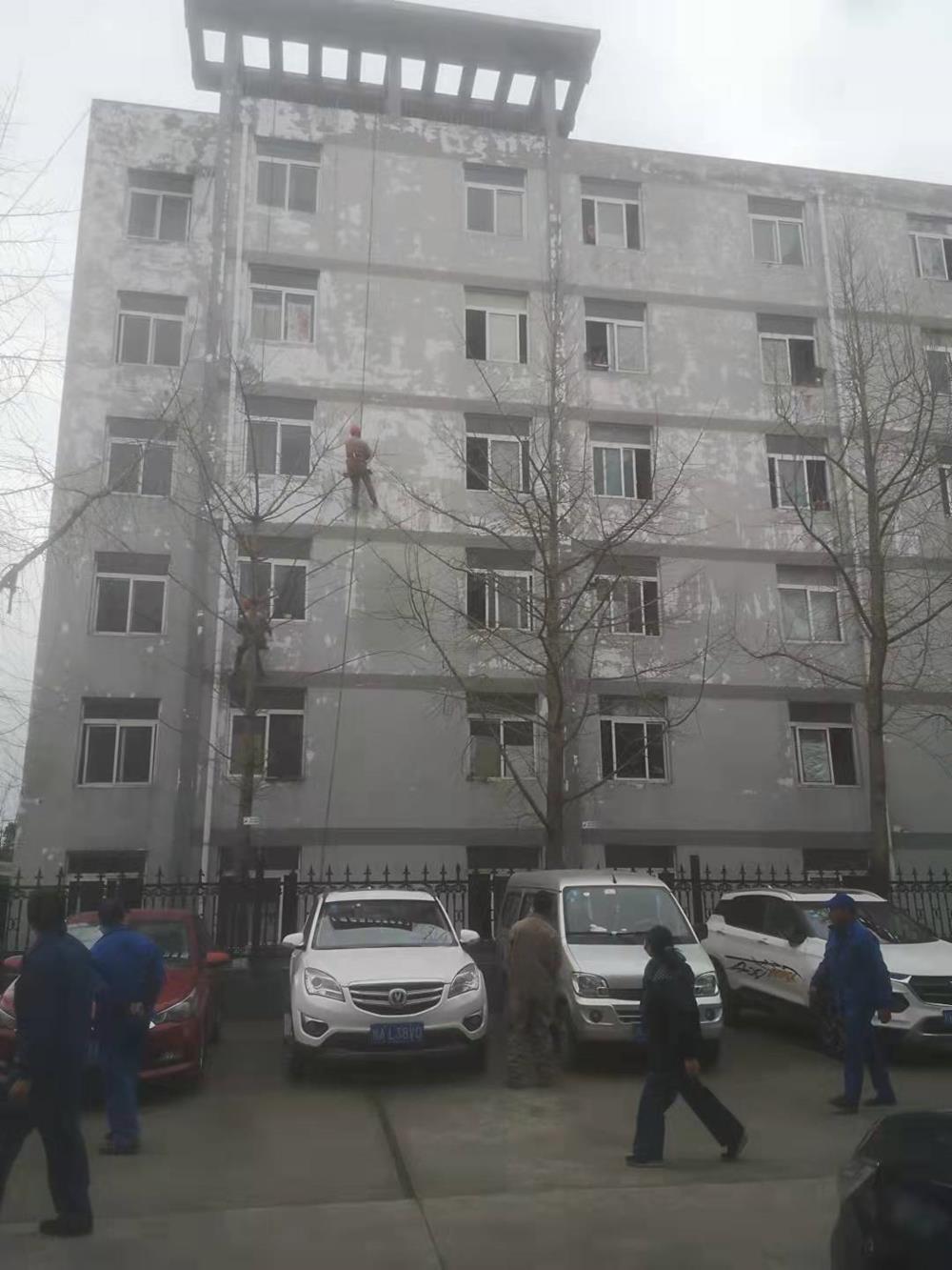 成塑线缆集团外墙涂料翻新施工中